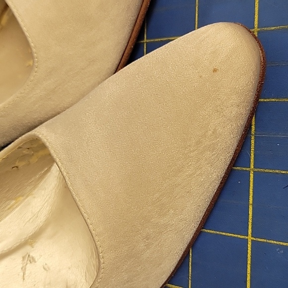 Vintage Jacqueline Ferrar Satin Cream Leather Soles 3" Shoes - Picture 3 of 12